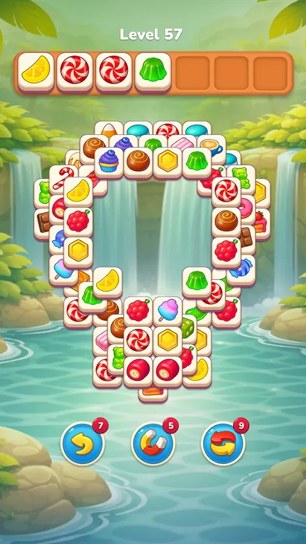 Spielszene aus Tile Candy: Sweet Blast mit Bonbonplättchen vor einem Wasserfall